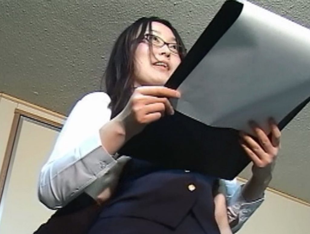 覆面男にくすぐられて悶絶する眼鏡のニュースキャスター