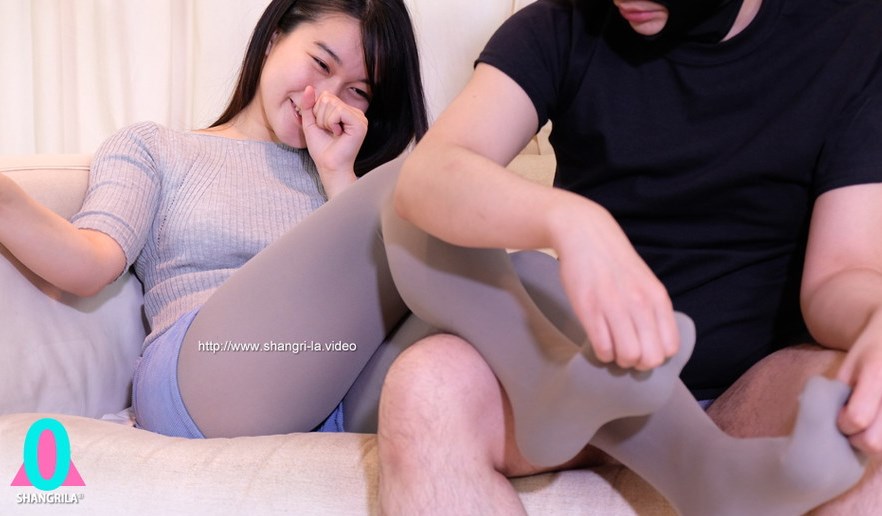 カラータイツの足の裏をくすぐられる清楚な美少女